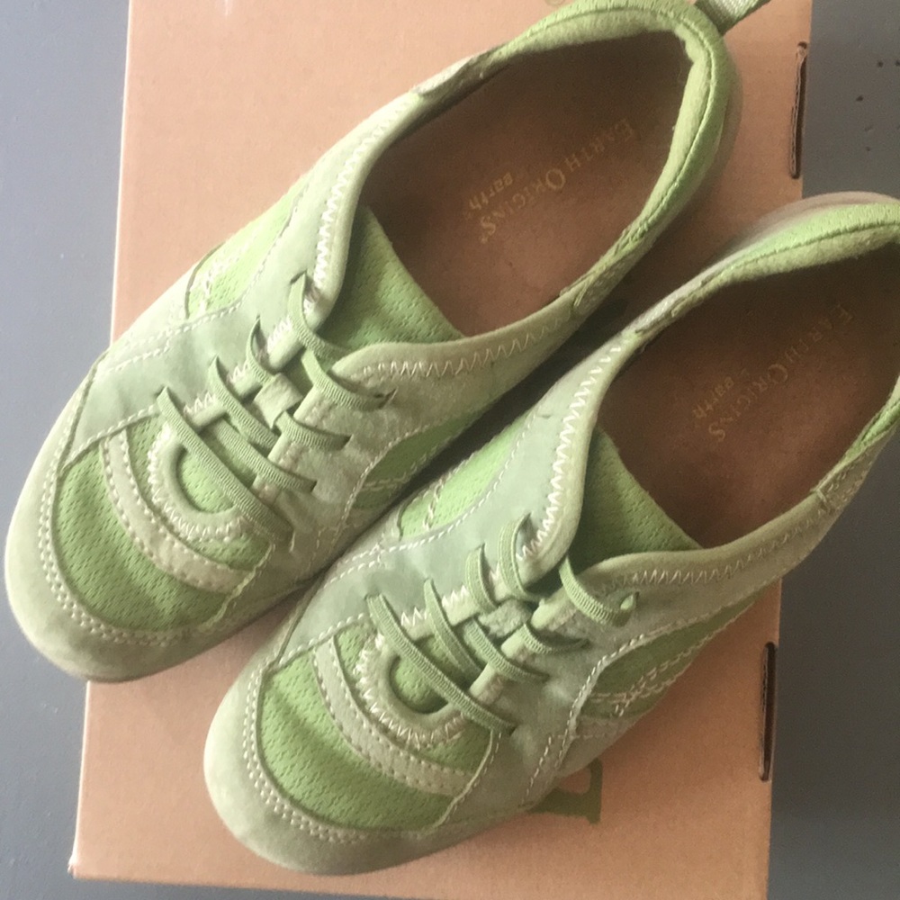 EARTH Origins Carly Sz 6M Green Suede